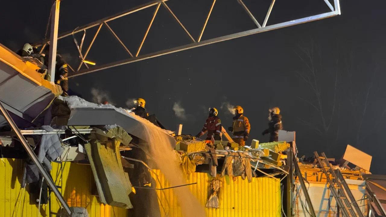 Фото Опубликованы новые кадры с места обрушения торгового центра в Новосибирске 11